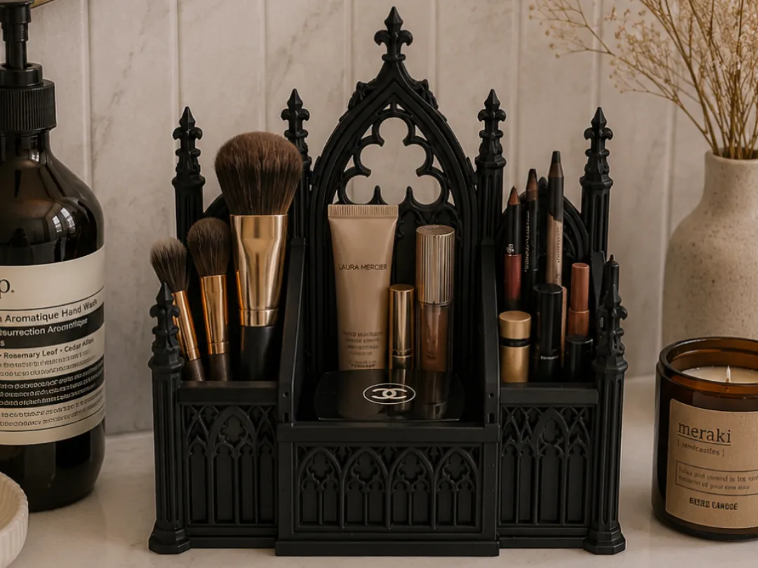 Organizador de maquillaje estilo gótico