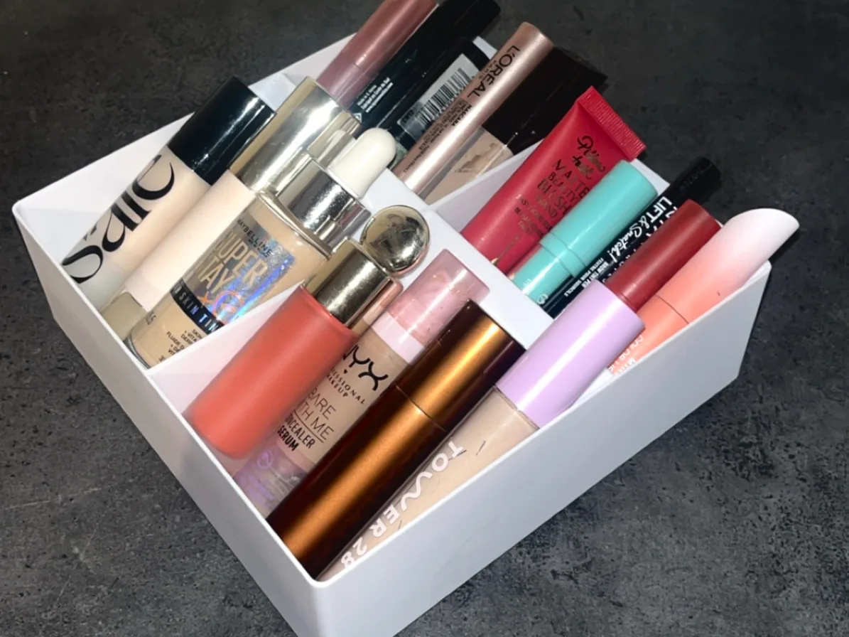 Organizador inclinado modular para maquillaje