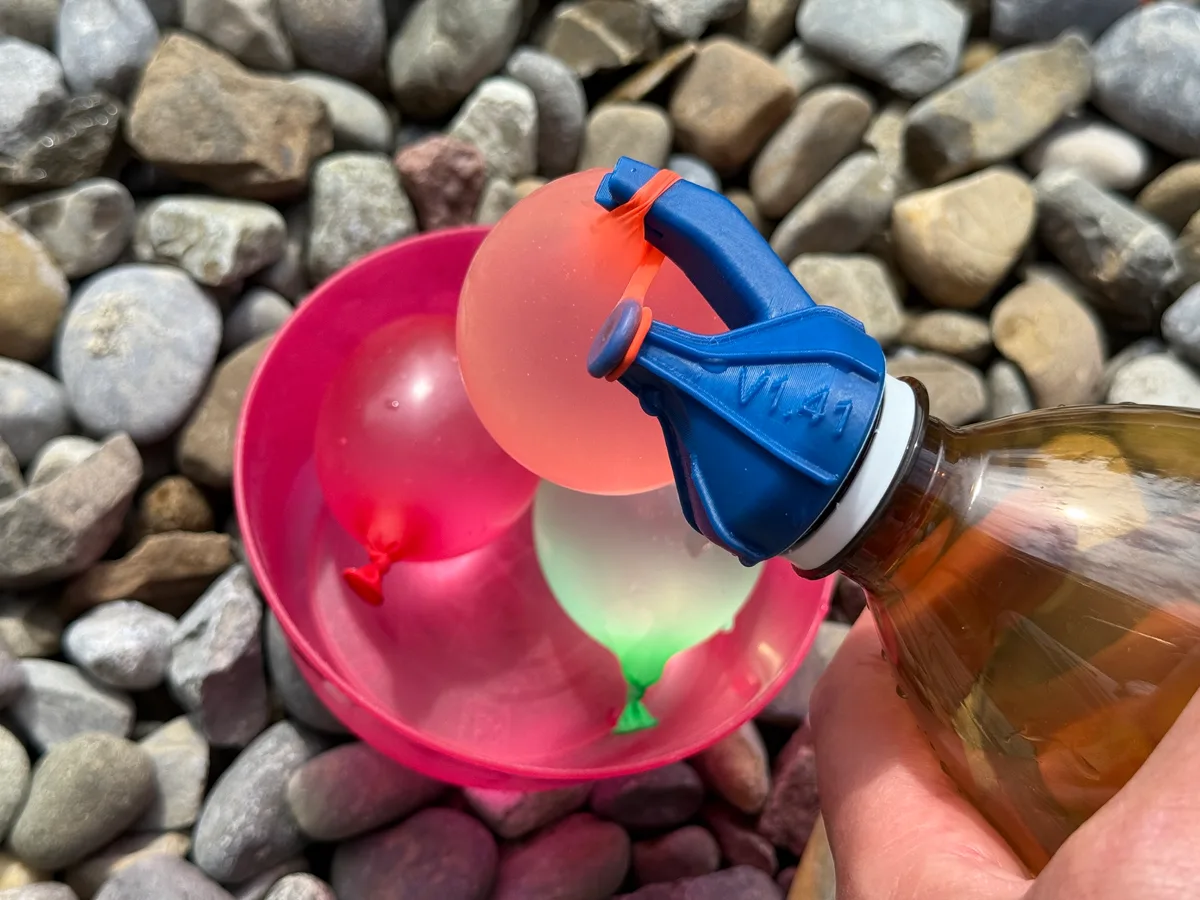 Llenador y atador de globos de agua