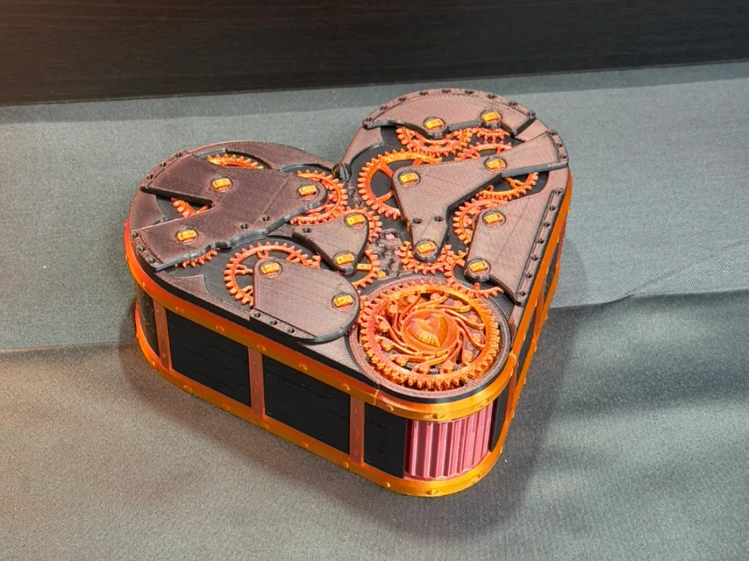 Caja corazón con mecanismo a la vista