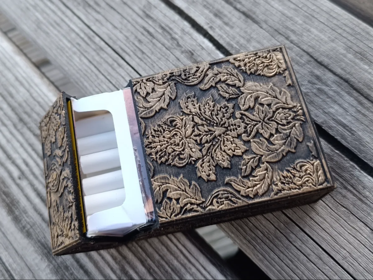 Caja vintage con texto grabado