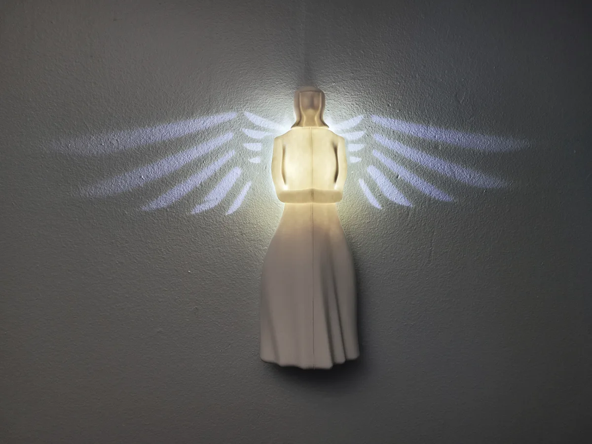 Ángel con las alas iluminadas
