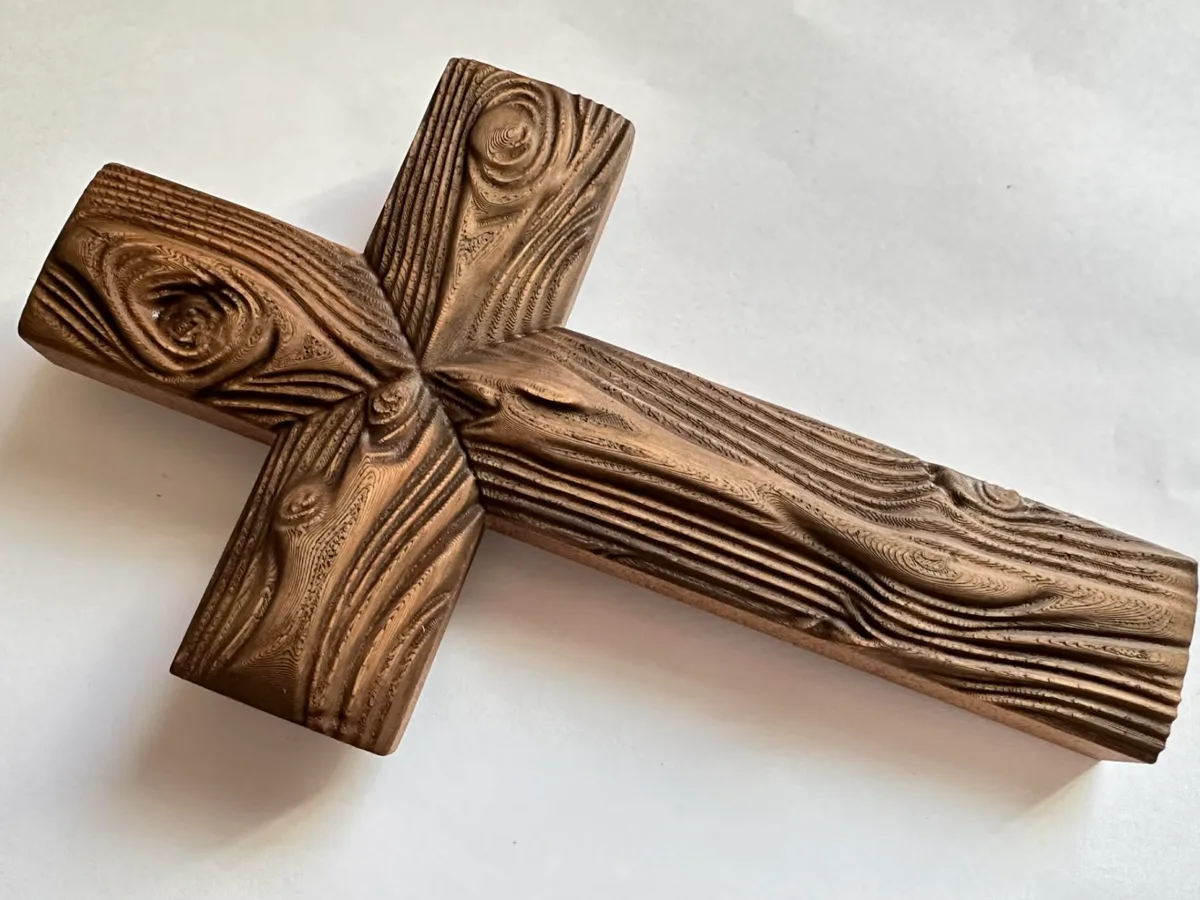 Cruz de pared con veta de madera