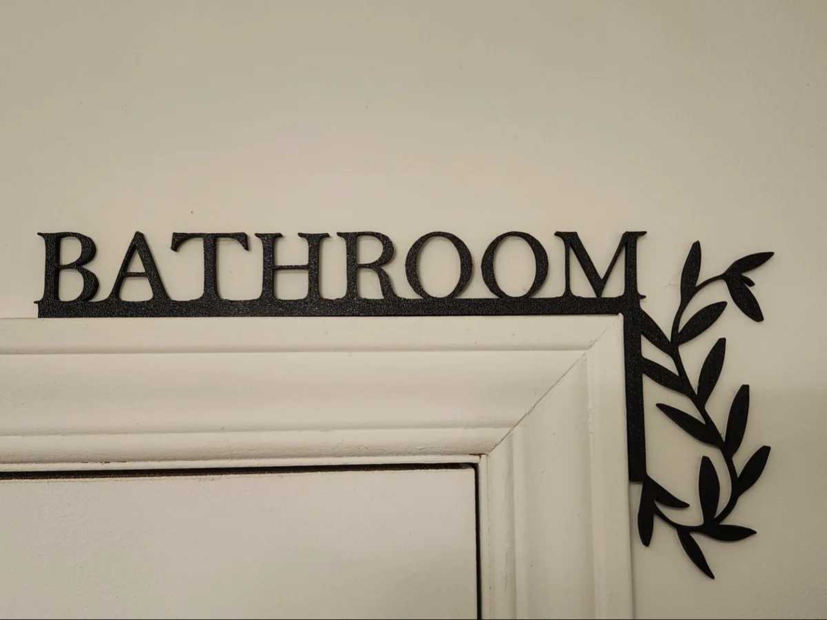 Cartel de esquina para la puerta del baño