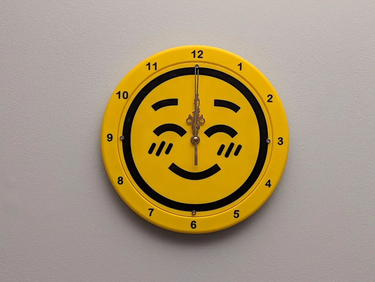 Reloj de pared con el texto que quieras