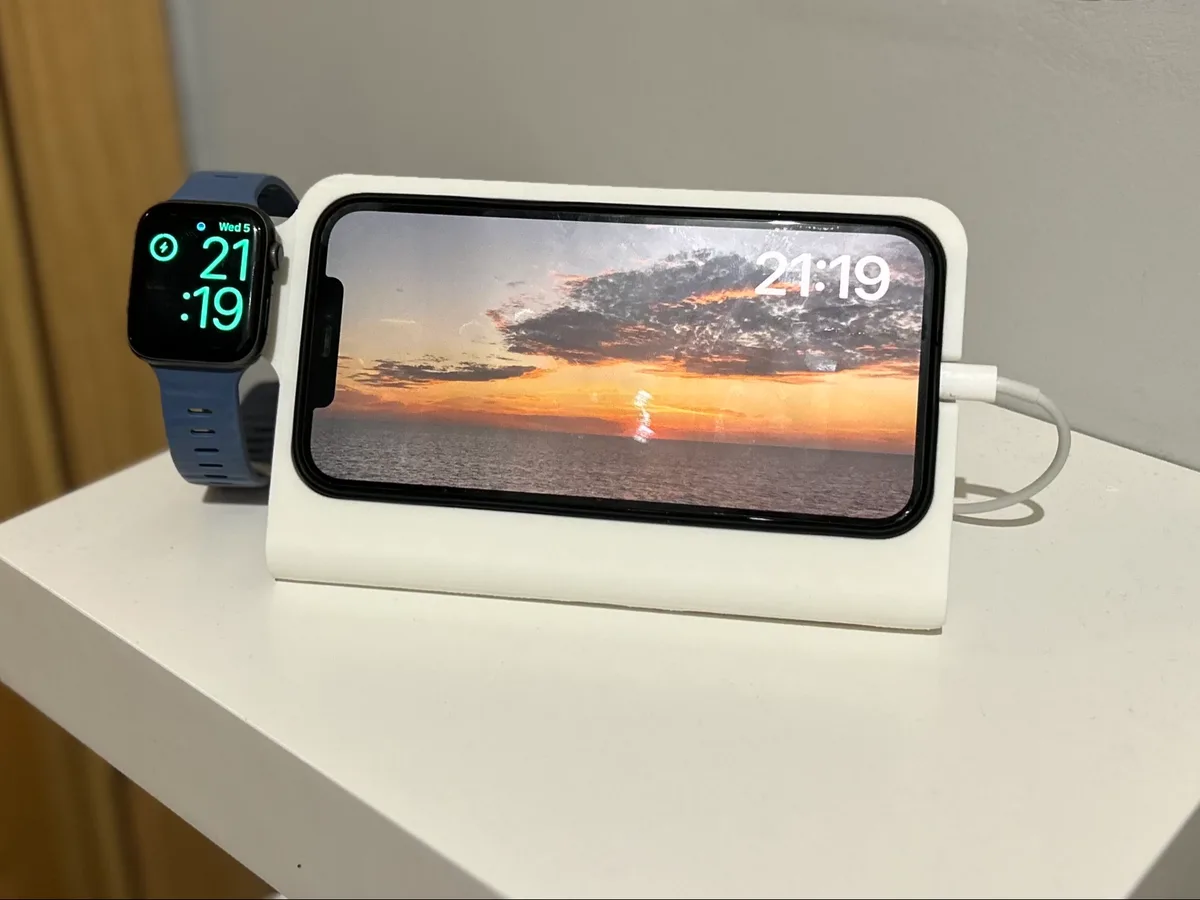Dock para celular con funda y reloj