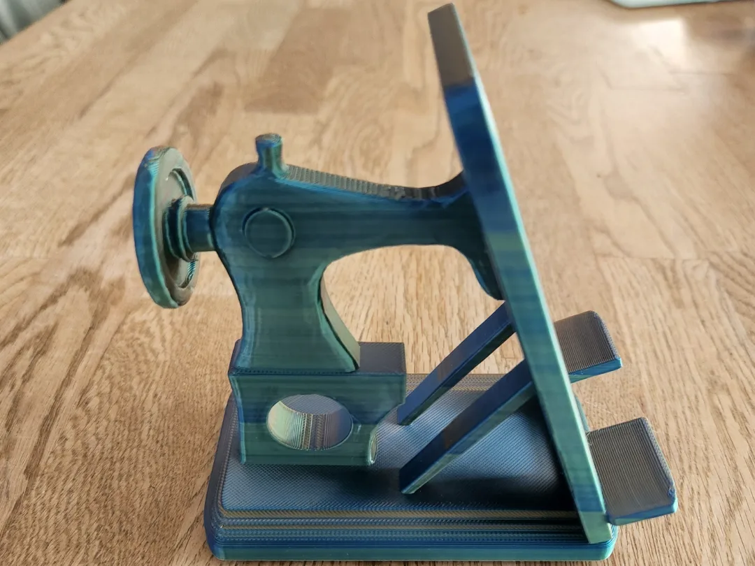 Soporte de celular con forma de máquina de coser