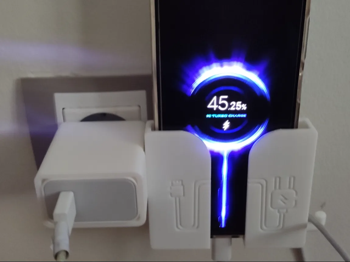Soporte de celular para el enchufe