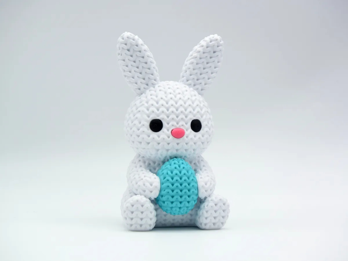 Conejo tejido con huevo de pascua